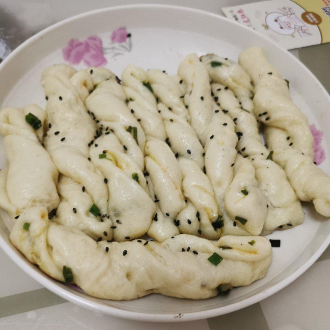 生煎葱油卷子（我觉的就是生煎包和葱油花卷的完美融合！）