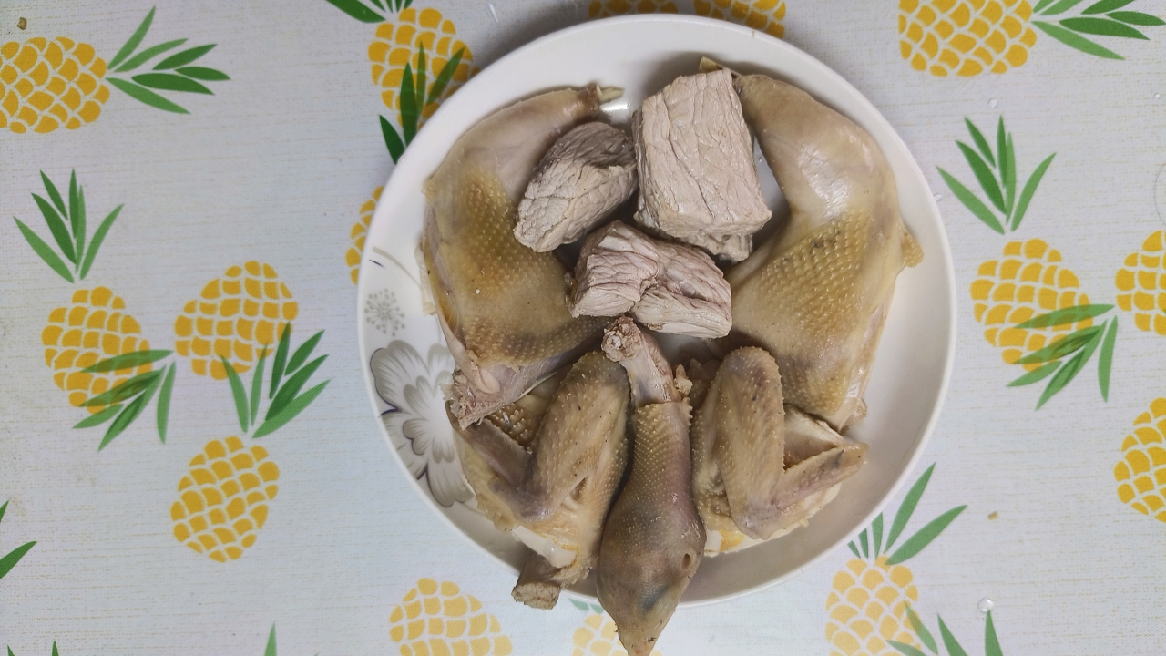 海底椰鹧鸪瘦肉汤的做法 步骤1