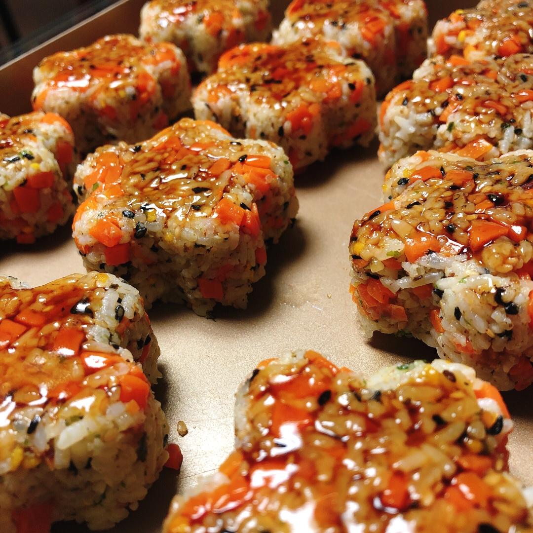 剩米饭的神仙吃法，肉松酱油烤饭团，平底锅就能做哦～