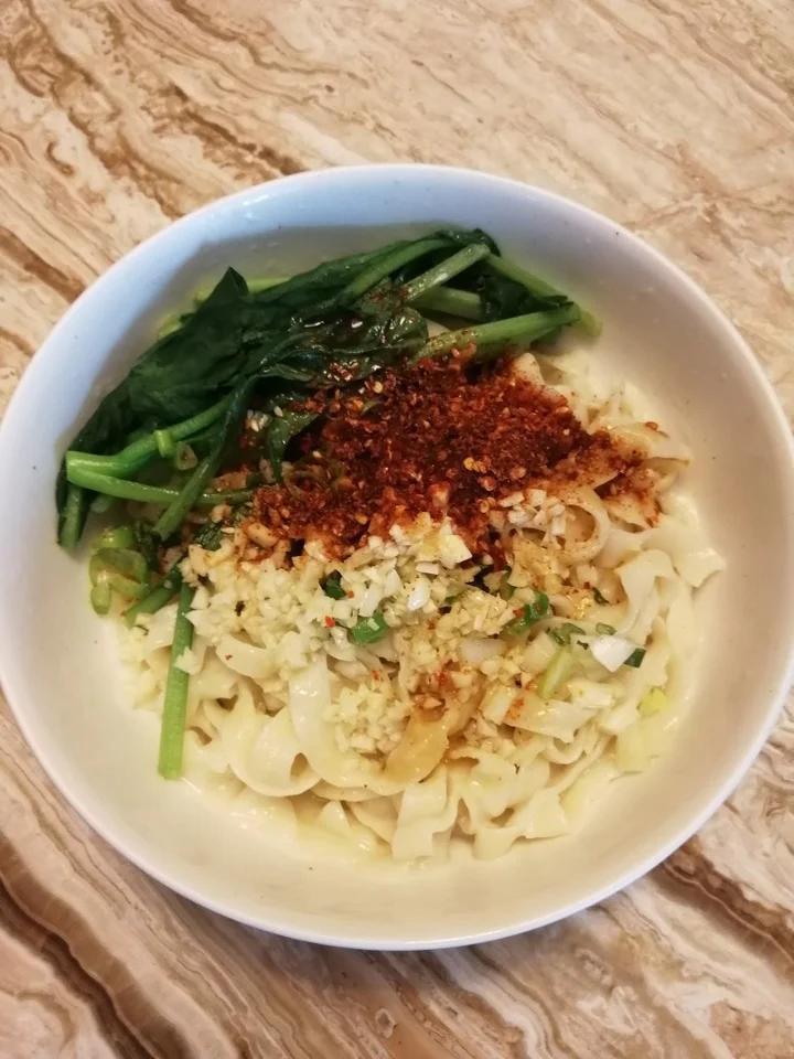 十分钟就能吃上的超简单油泼面