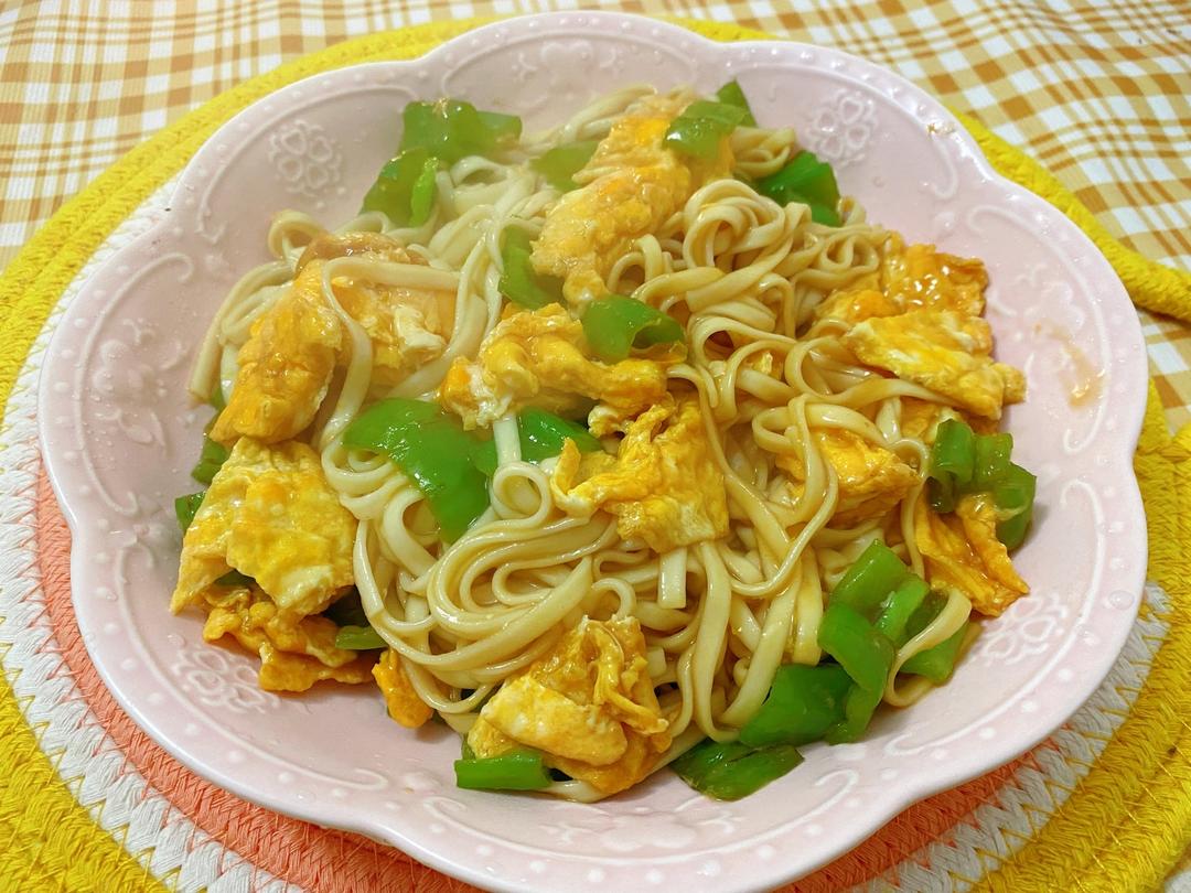 青椒鸡蛋拌面的做法