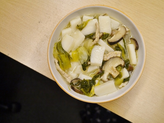 朴素的青菜肉丝炒年糕