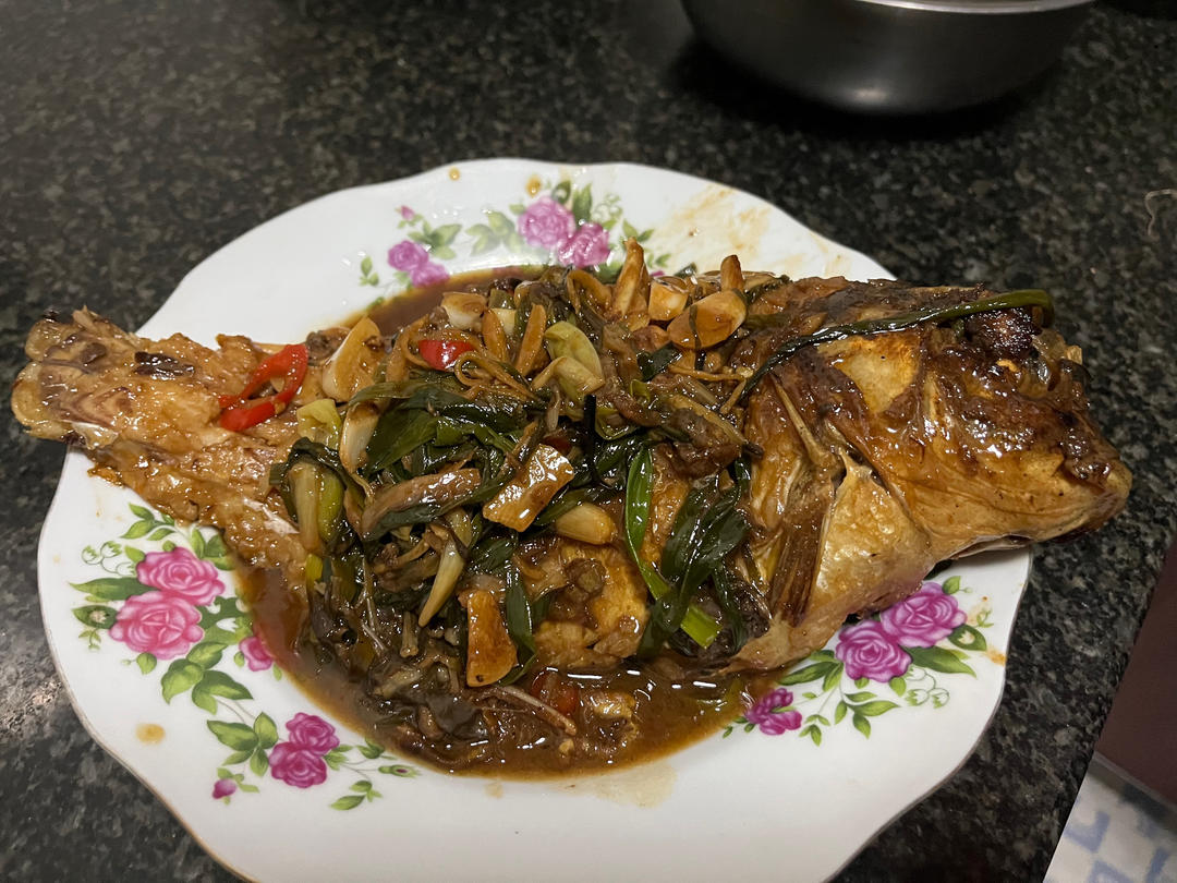 葱烧鲫鱼（附煎鱼不破皮的小巧门）