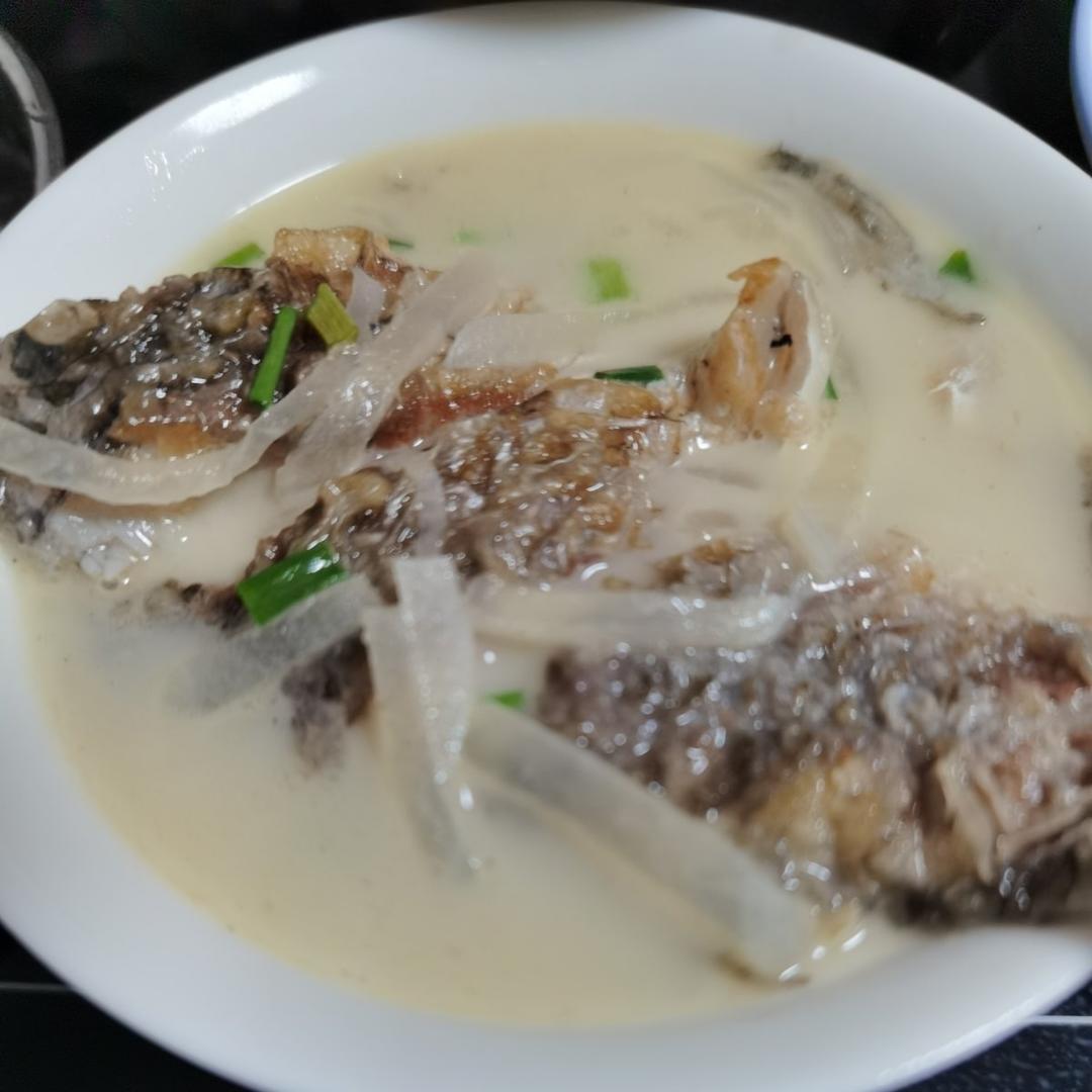 白萝卜丝鲫鱼汤