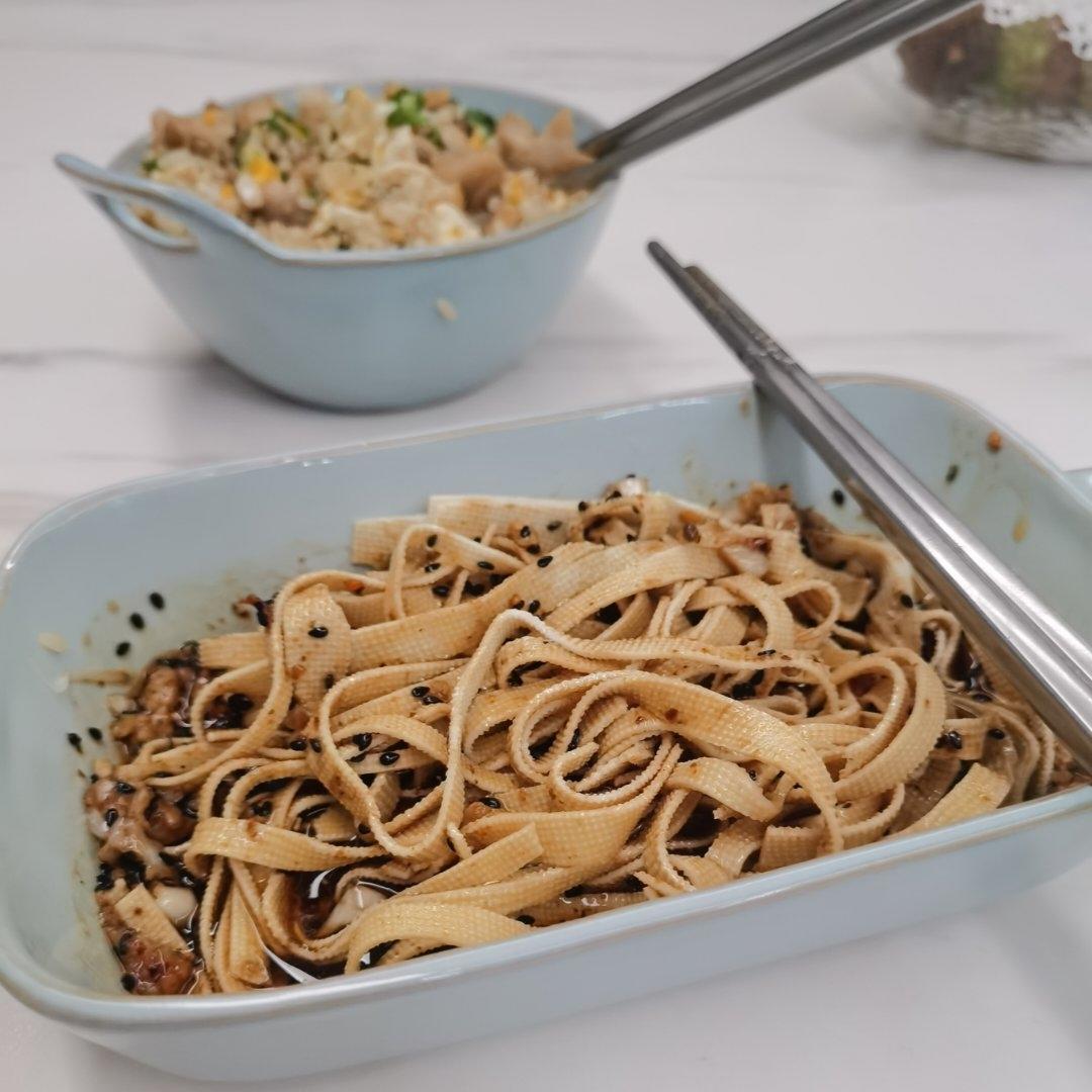 比辣条好吃百倍香辣孜然豆皮