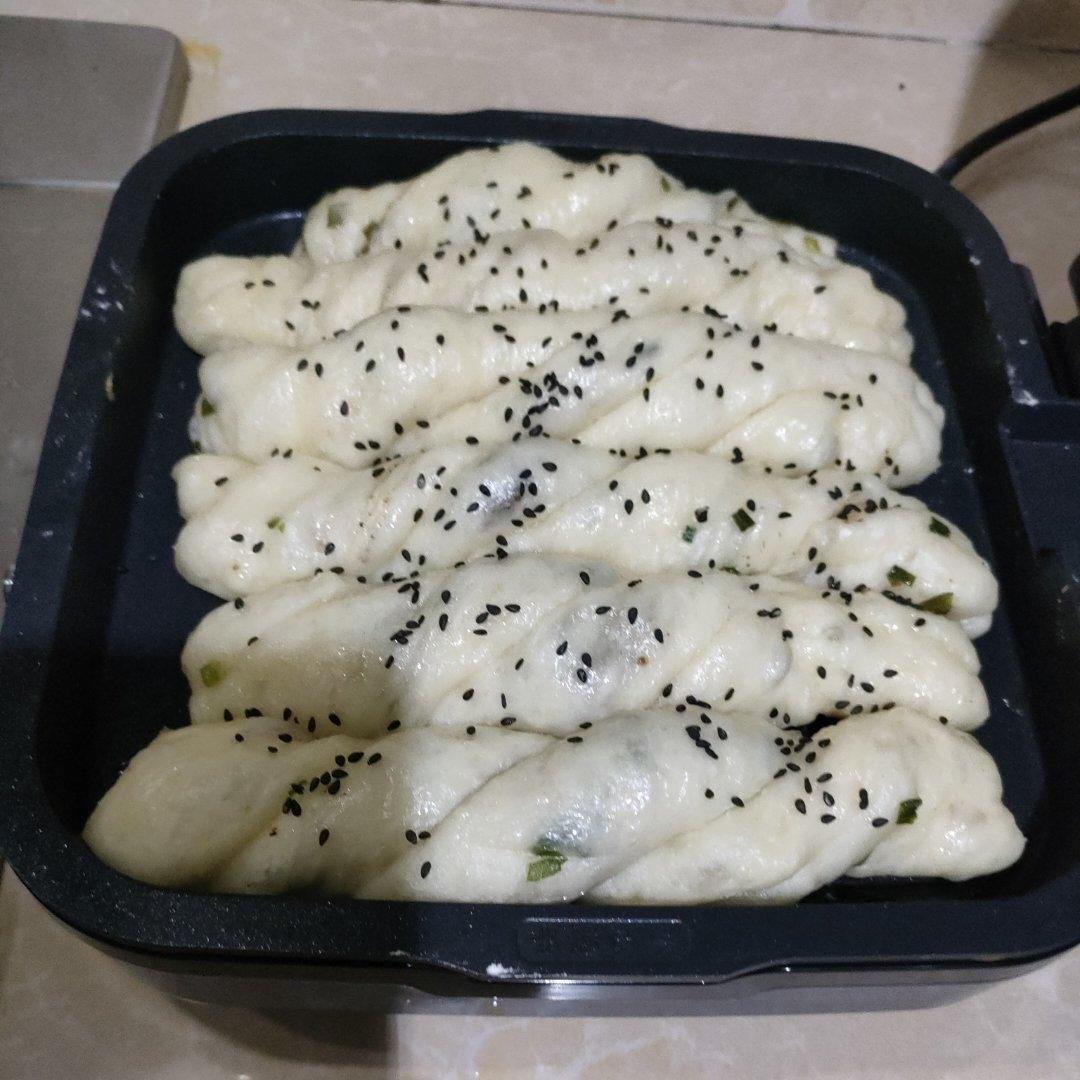 生煎葱油卷子（我觉的就是生煎包和葱油花卷的完美融合！）