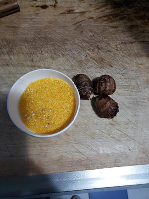 小芋头玉米糁粥的做法 步骤1