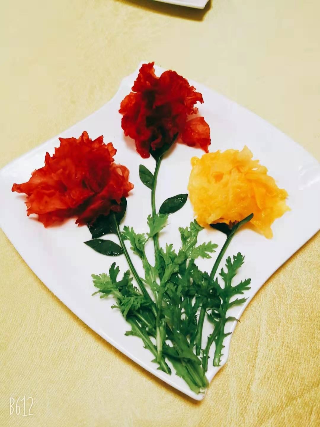 绽放在餐桌上的鲜花