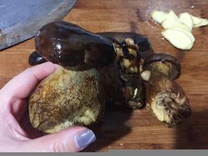 鲜牛肝菌炖猪大骨汤的做法 步骤3