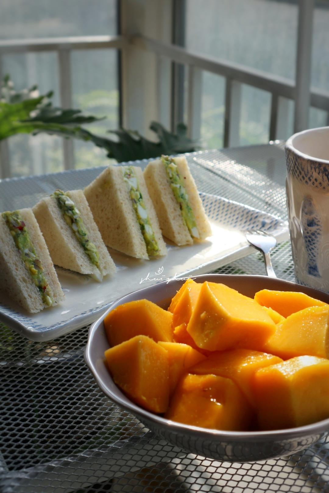 鸡蛋牛油果莎莎酱三明治