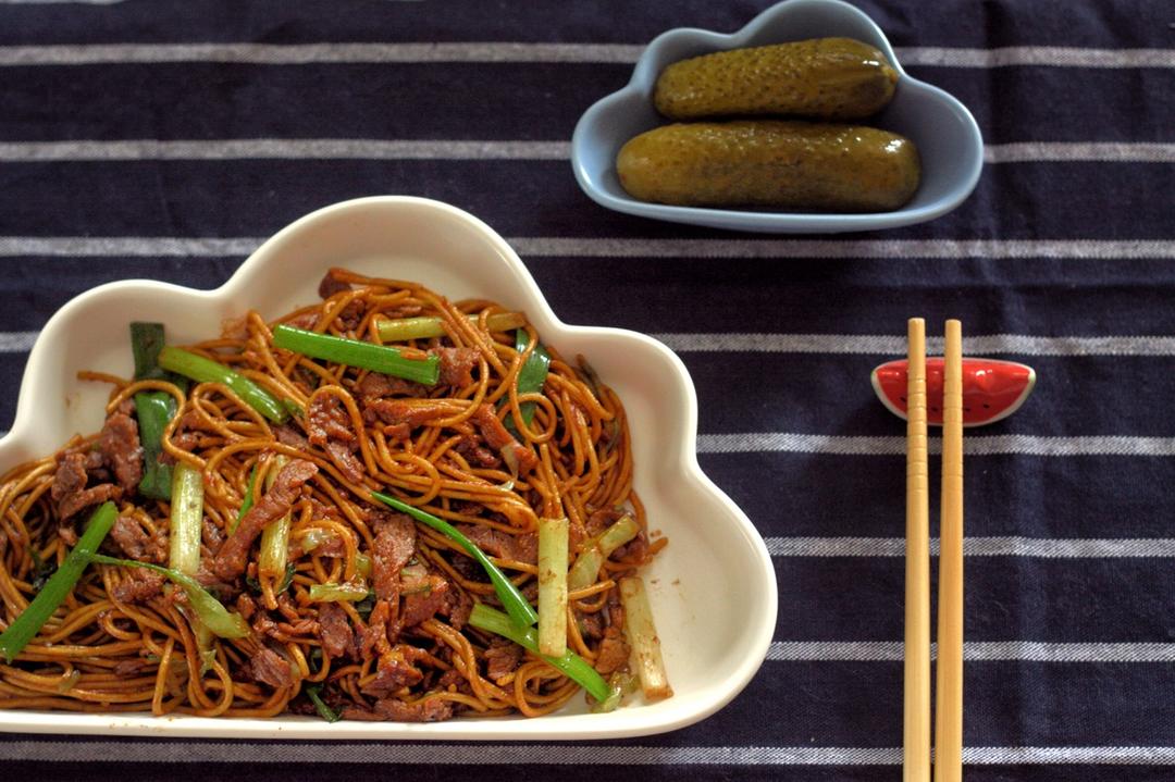 葱油烧肉炒面（如何烹饪爱出水的牛肉？）