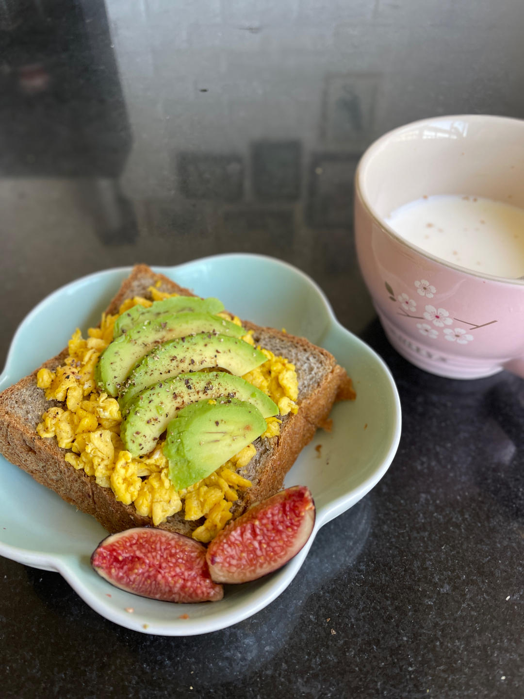 轻食早餐--滑蛋牛油果吐司