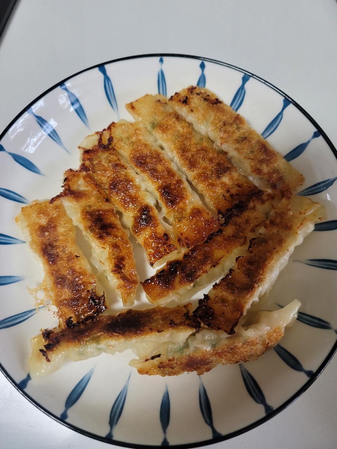 馄饨皮做鲜肉香葱冰花锅贴