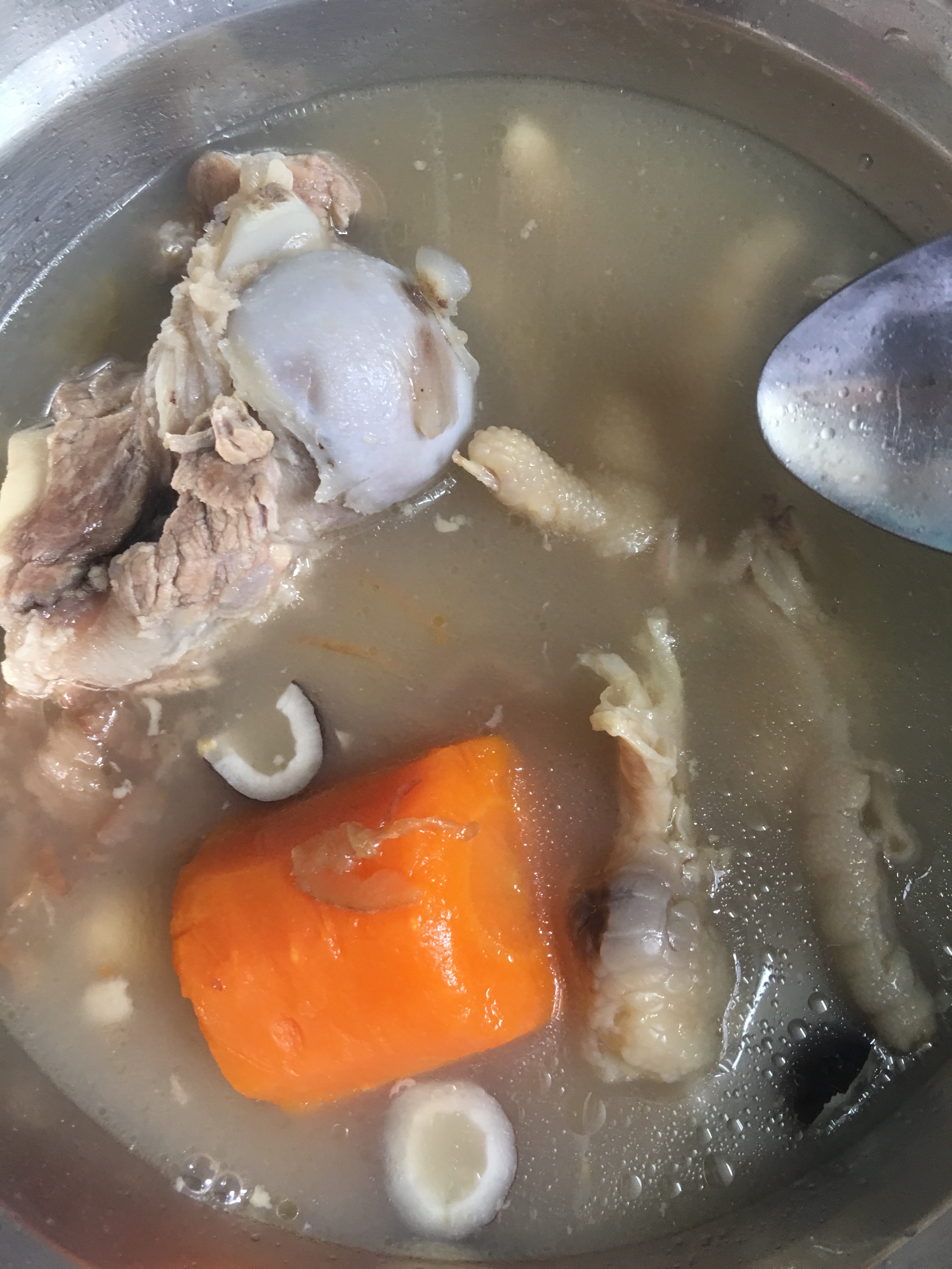 海椰皇猪骨鸡爪汤的做法 步骤9