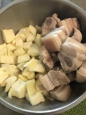 春笋焖肉（Staub铸铁锅）的做法 步骤1