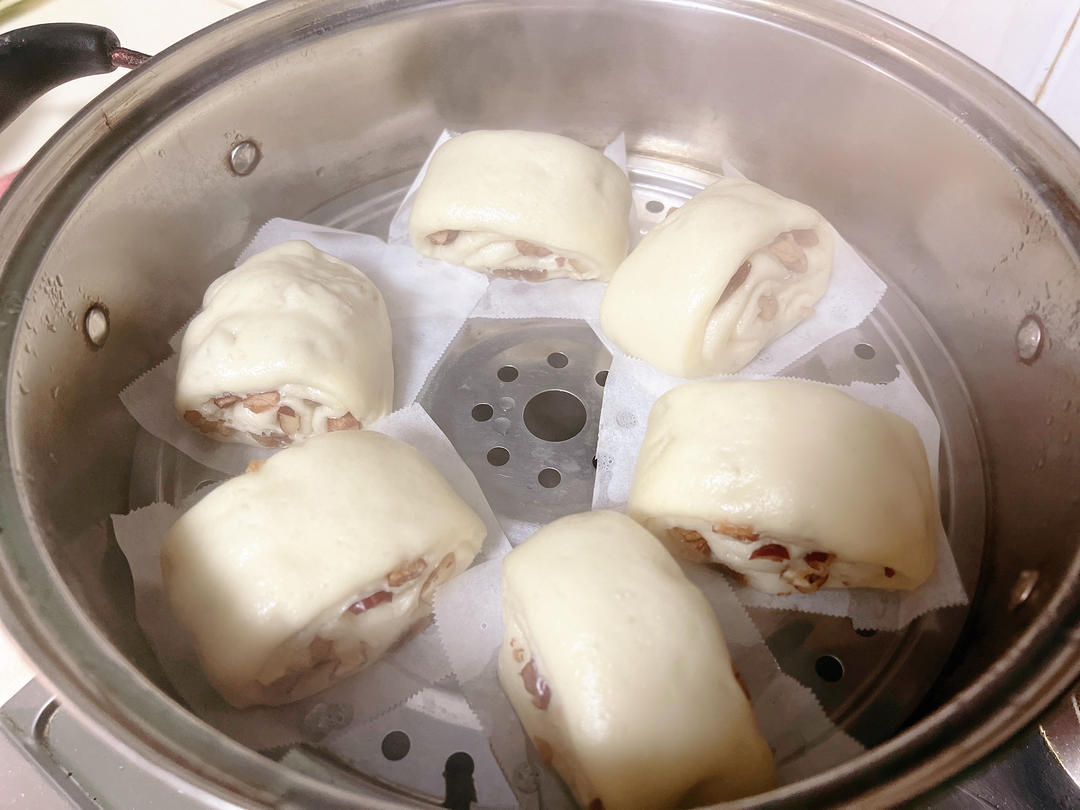 红枣核桃葡萄干馒头