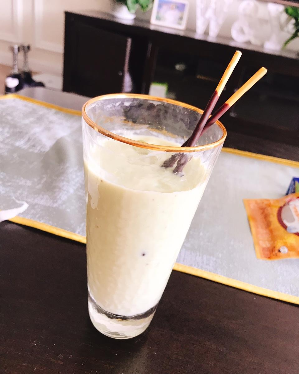 香蕉牛油果奶昔