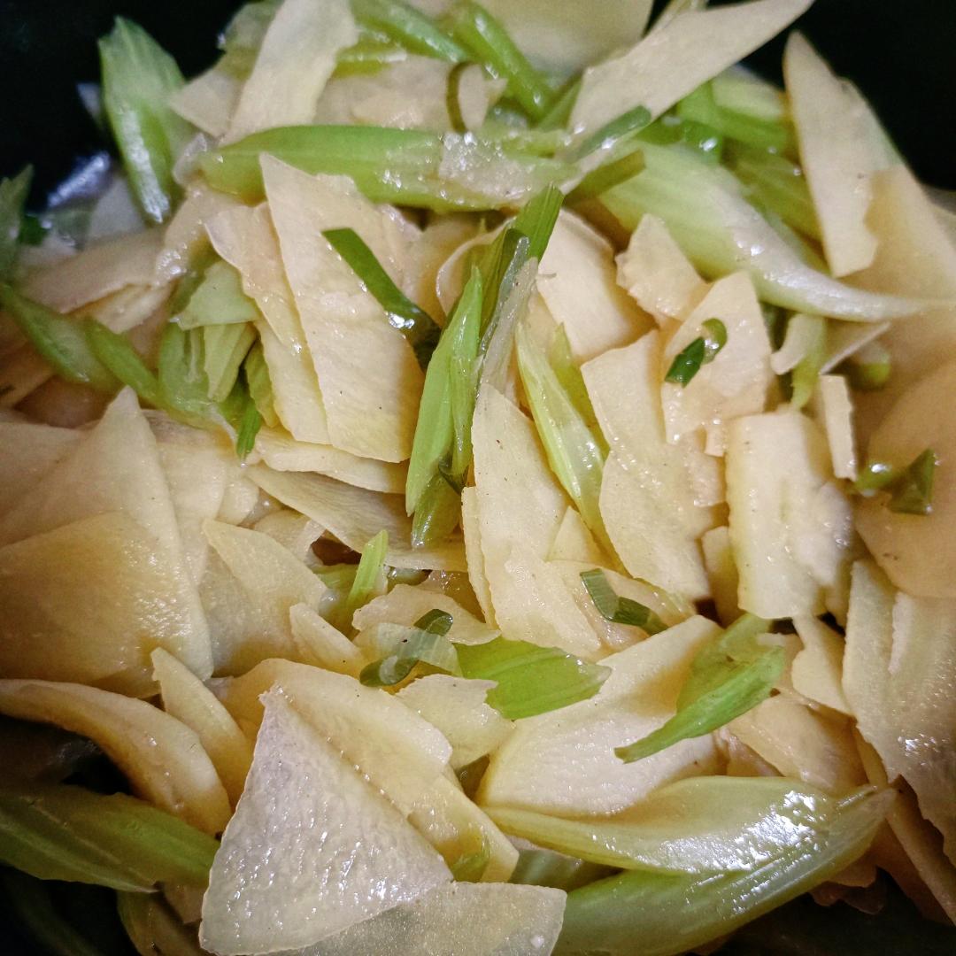 家常炒土豆片（配芹菜）