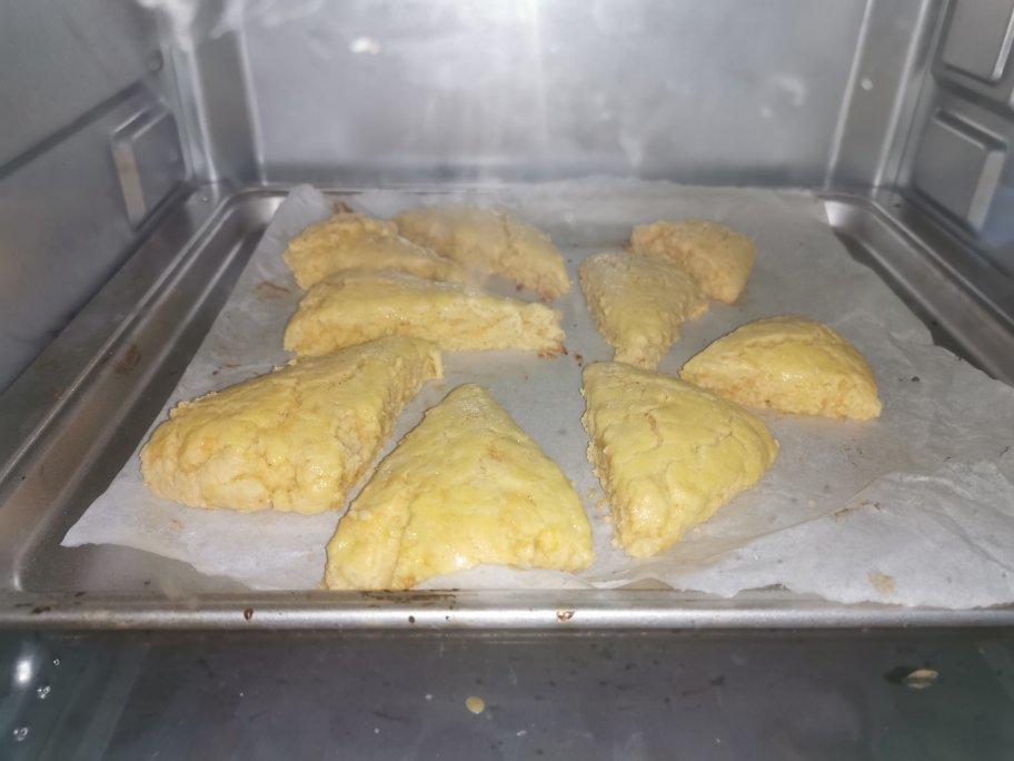 咸蛋黄肉松司康
