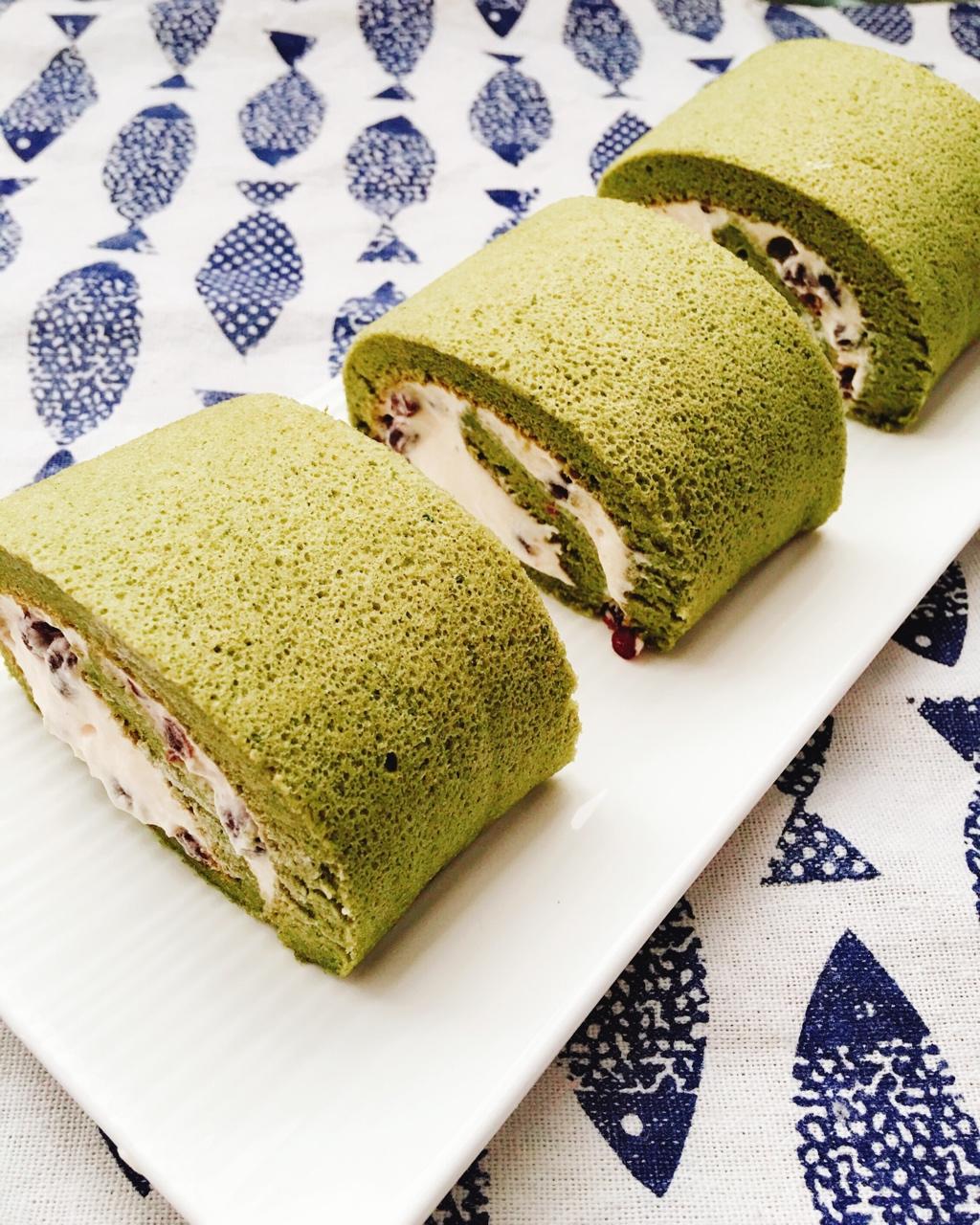 安静小厨神做的抹茶戚风蛋糕卷