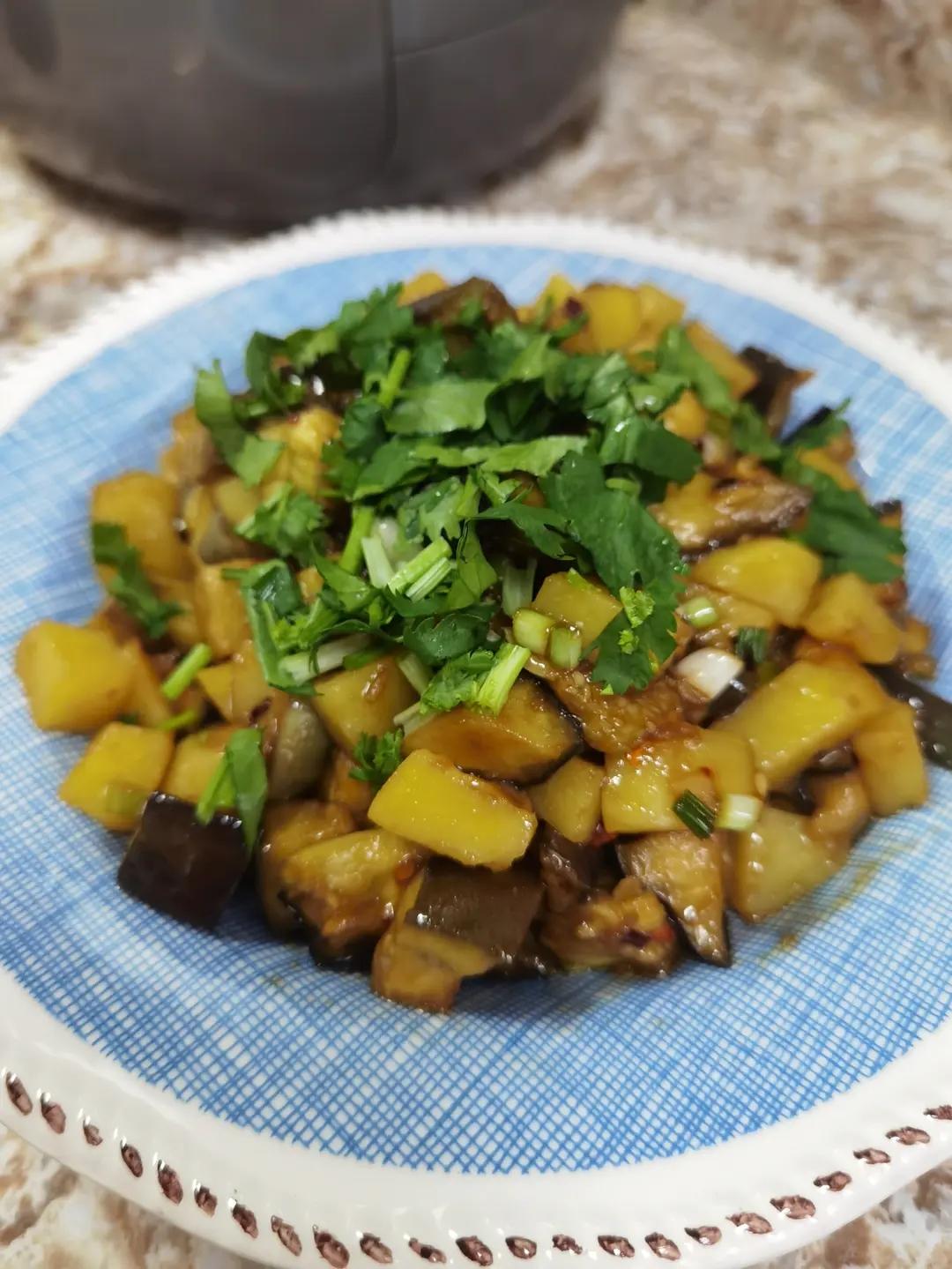 厨师长教你：“茄子拌土豆”的家常做法，味道很赞，先收藏起来