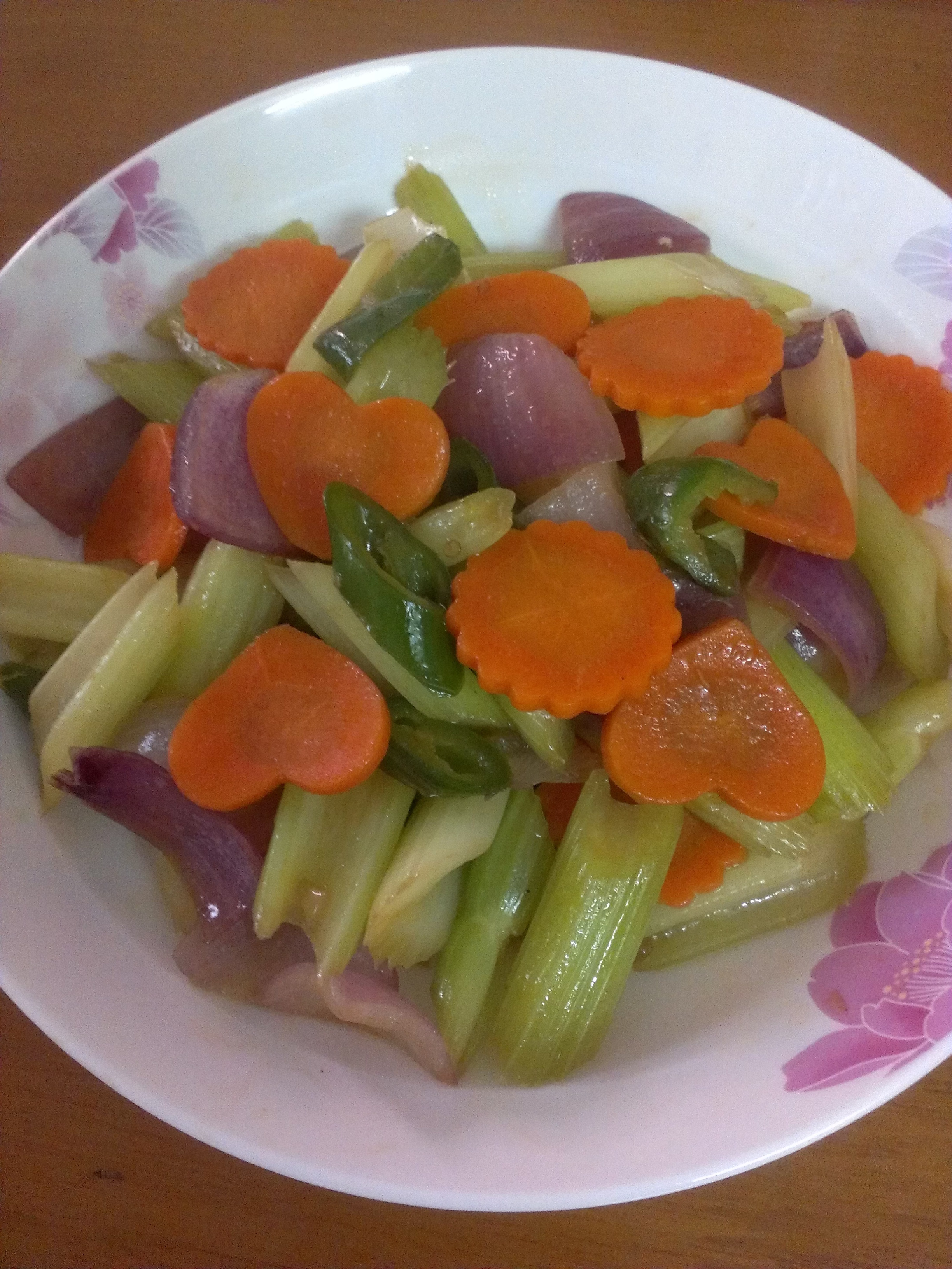 芹菜+红萝卜+洋葱+牛肉= 小炒