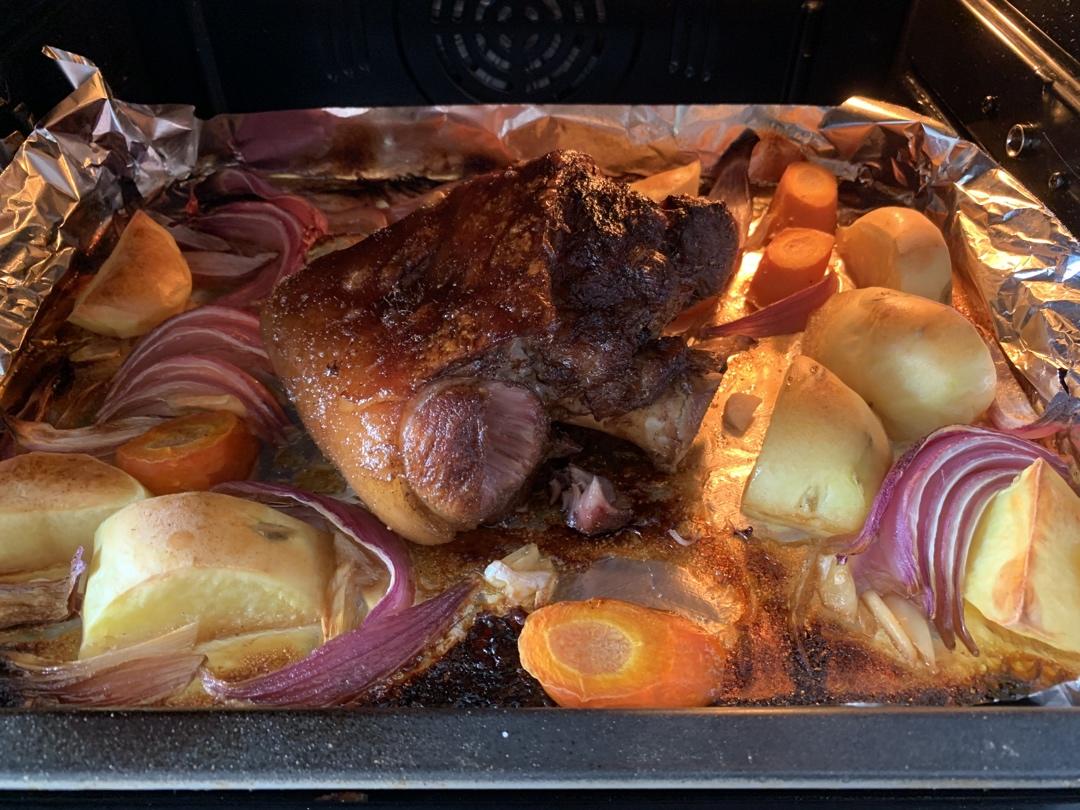 经典德式烤猪肘子【德国烤猪肘】Schweinshaxen