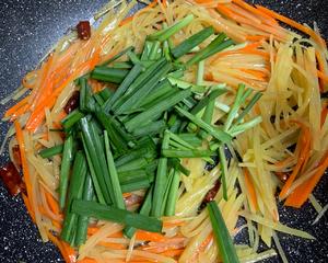 红黄绿三色“胡萝卜土豆丝炒韭菜”的做法 步骤7