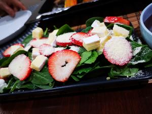 菠菜草莓沙拉的做法 步骤1