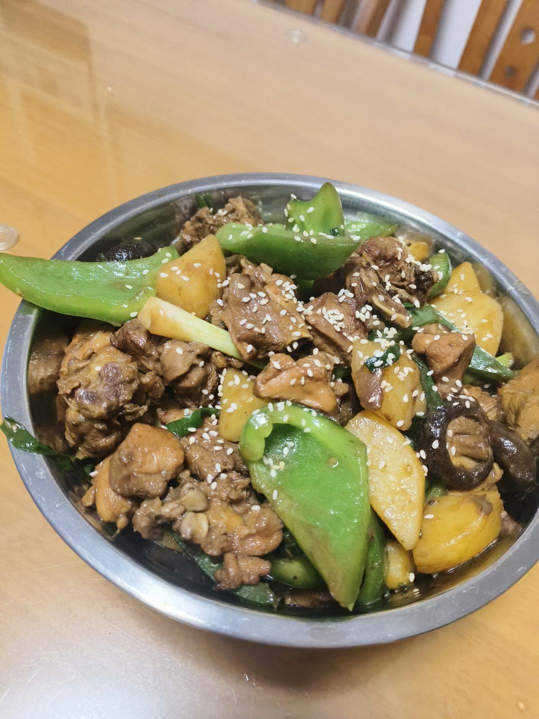 香菇炖鸡腿肉土豆