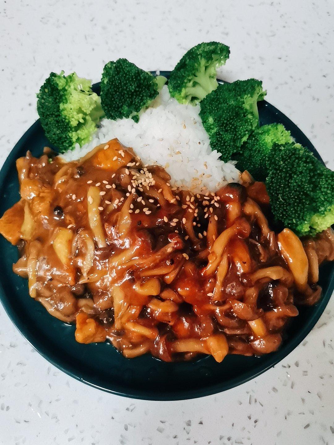 鸡肉菌菇盖浇饭