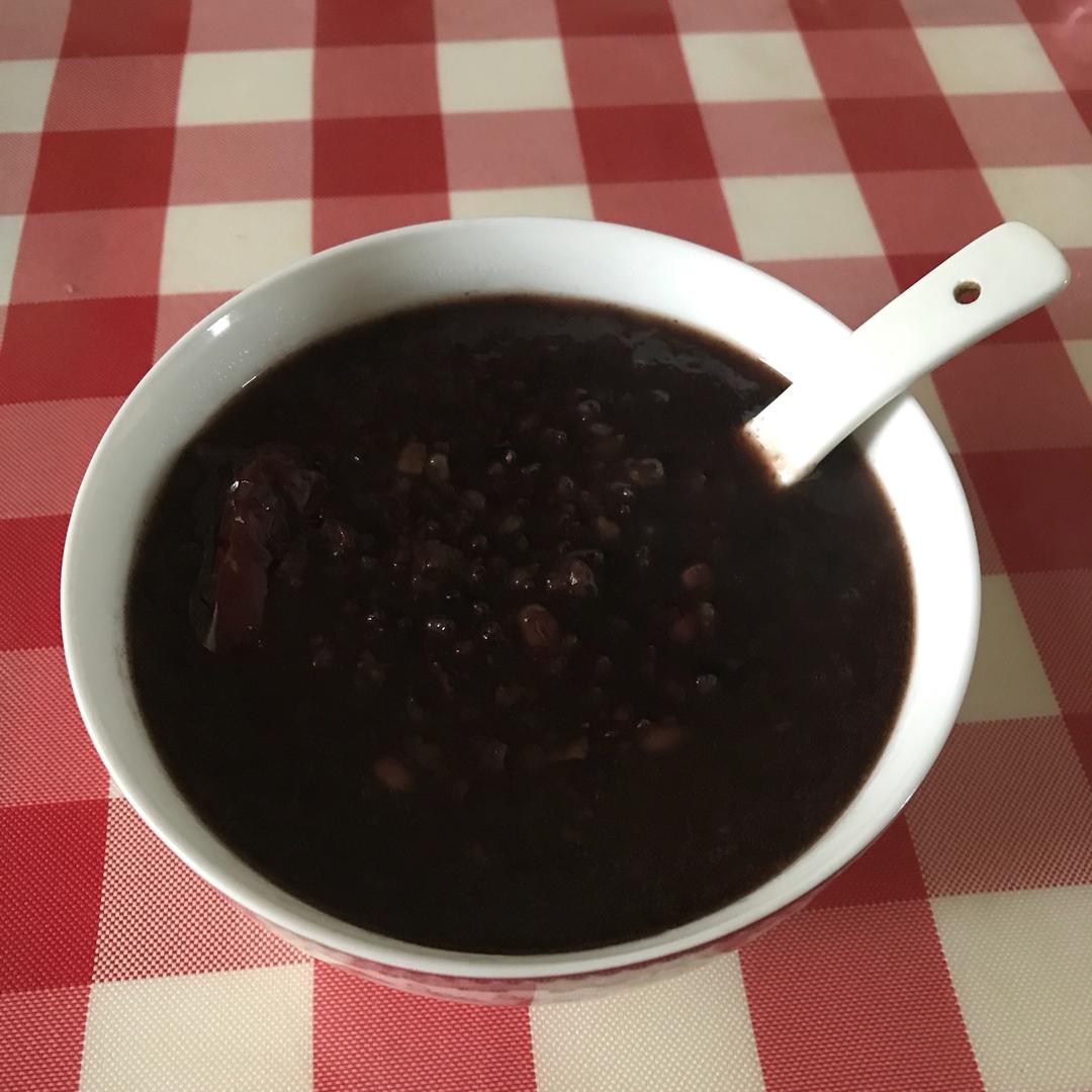 王香菜_做的黑糯米红枣红糖补血养胃甜粥