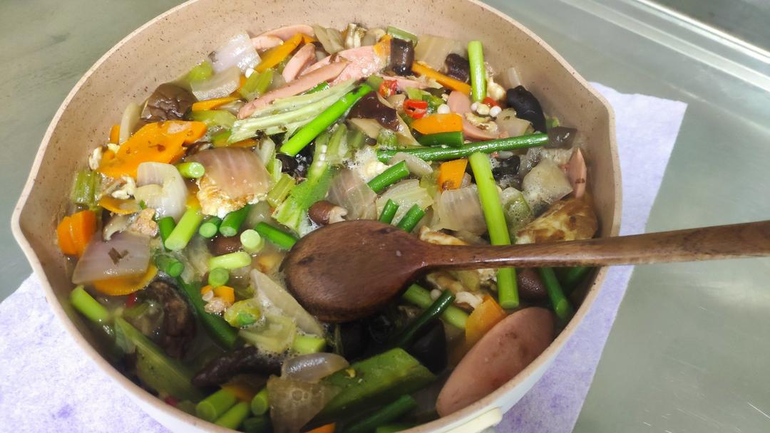 鲜菇豆腐煲