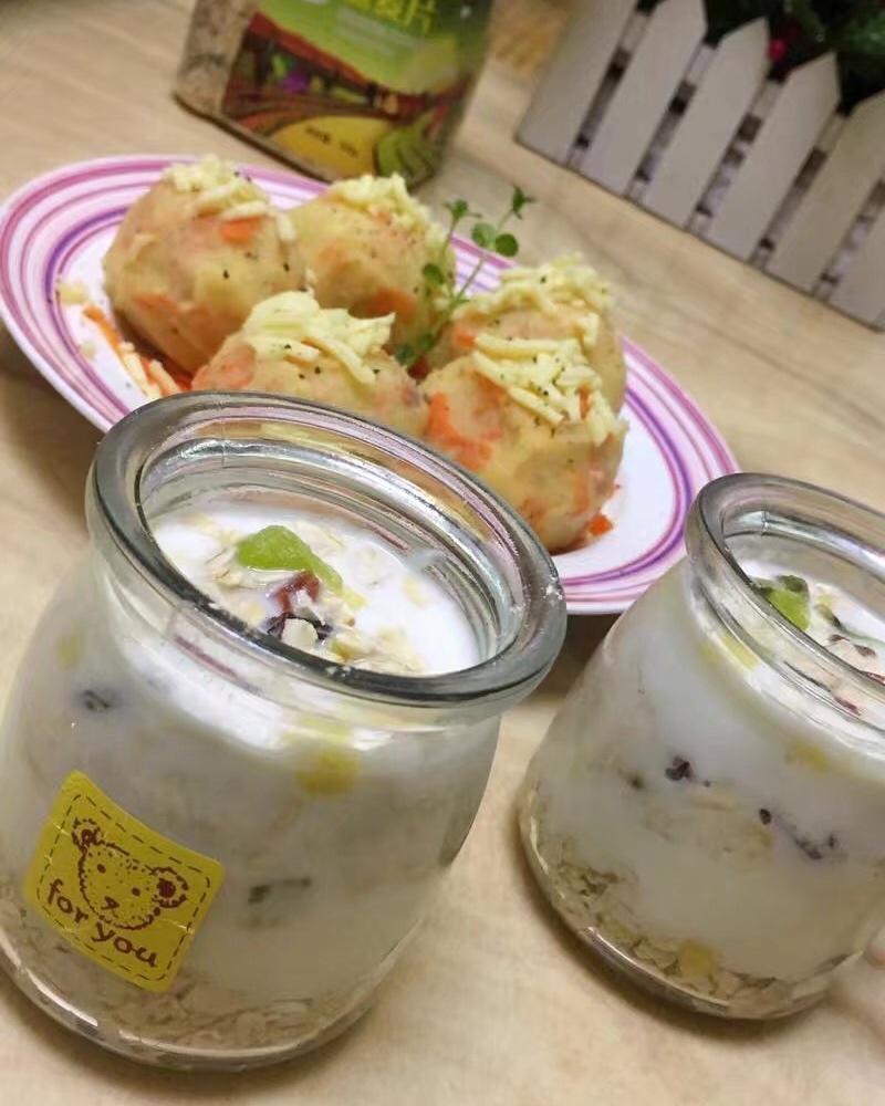 超简单的营养早餐--酸奶麦片