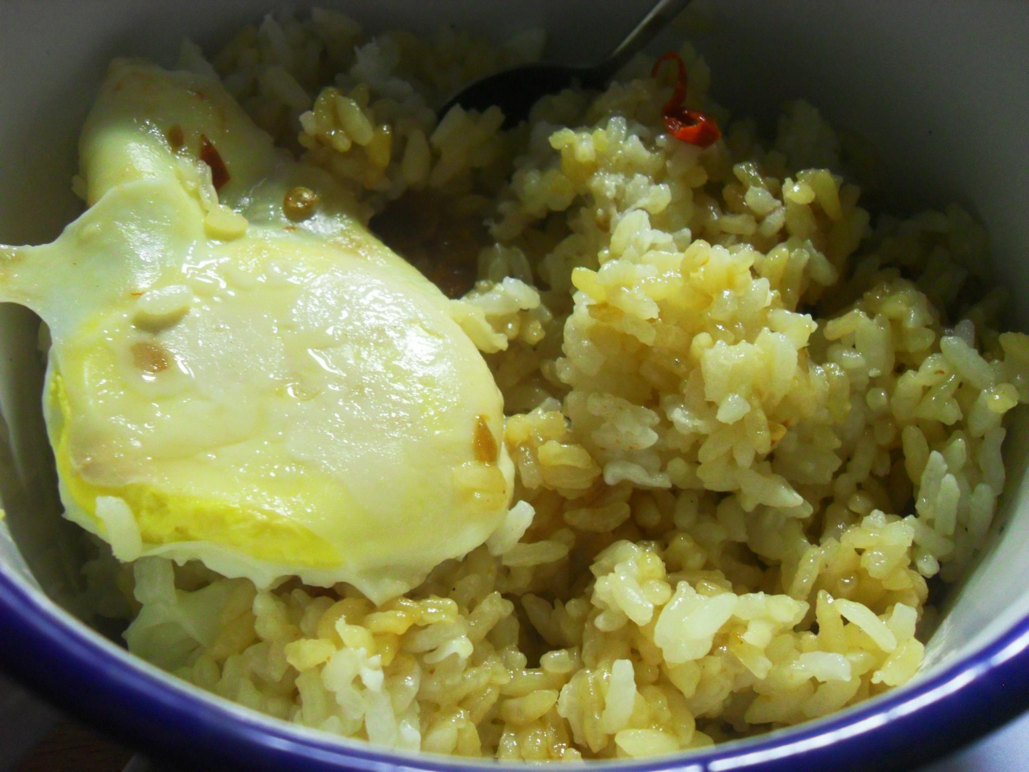 电饭锅油盐鸡蛋饭的做法