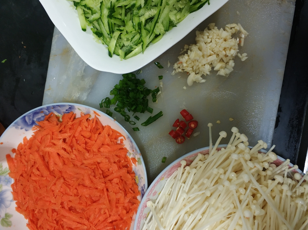 开胃凉菜凉拌金针菇青瓜和红萝卜的做法 步骤3