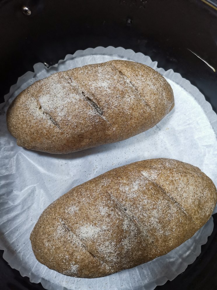 终于用空气炸锅做出外焦里嫩的全麦面包啦