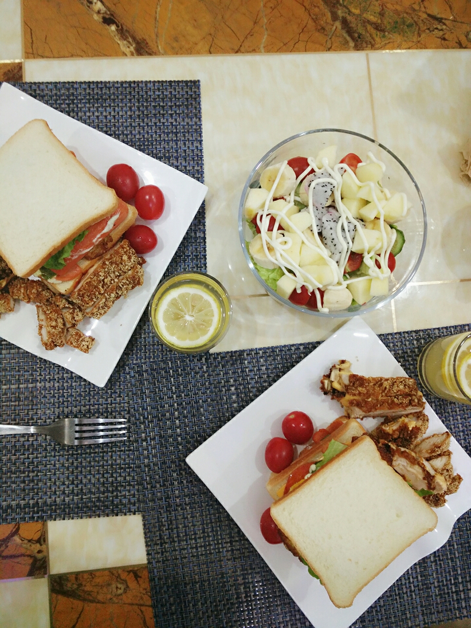喵阿杪之能量早餐(三明治+蜂蜜柠檬水+蔬菜水果沙拉)两人餐的做法