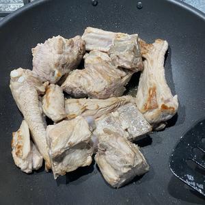猪骨头烩酸菜［内蒙古鄂尔多斯版］的做法 步骤2