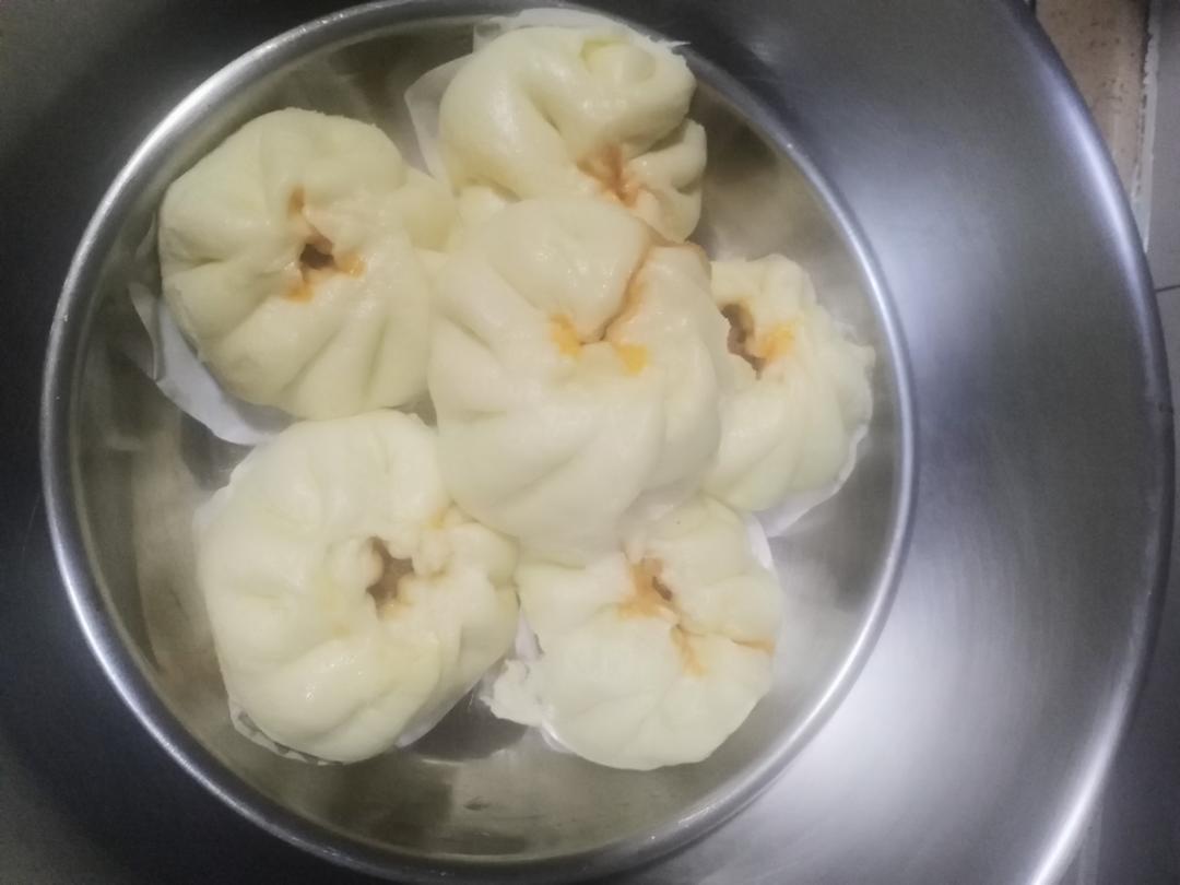 云朵般松软爆浆蜜汁叉烧包