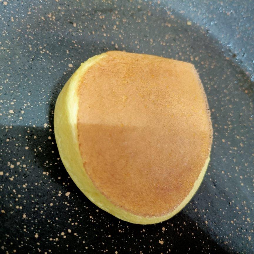 【酸奶松饼yogurt pancake】，搭上黑莓果酱和枫糖的美味。
