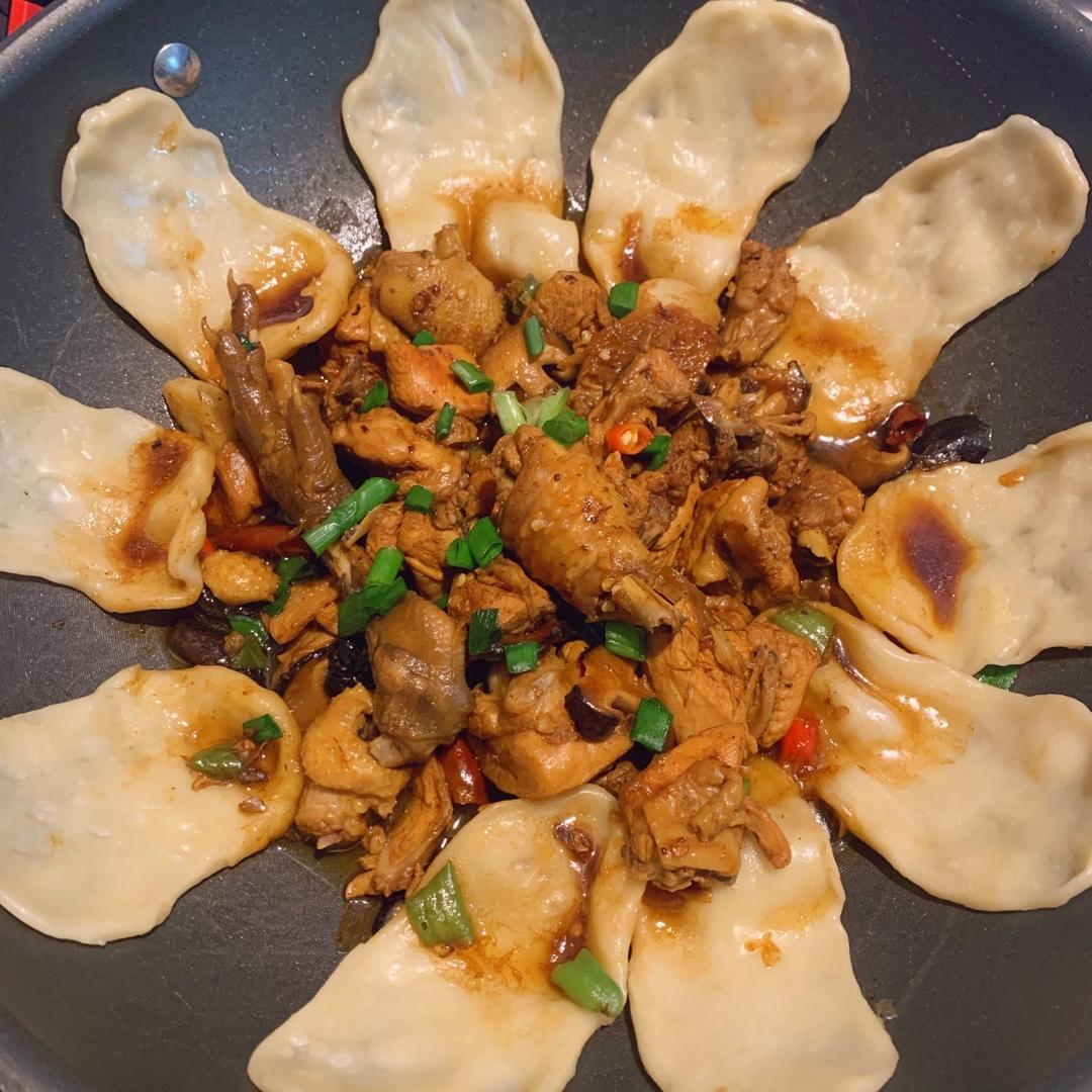 猛听做的地锅鸡教你贴饼子好吃的小技巧