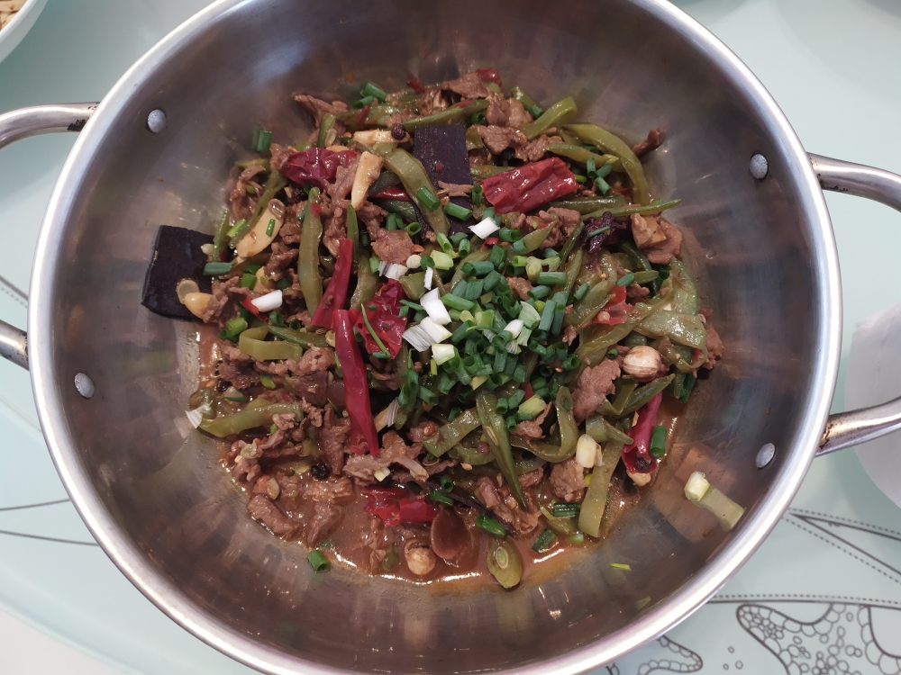 湘菜干锅牛肉炖扁豆丝，非常经典的搭配，怎么做都好吃的一道菜！牛肉不焯水不腌制对新人友好！的做法 步骤1