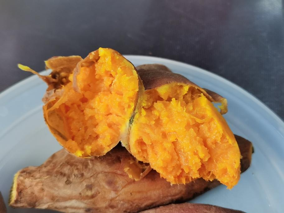 不焦不水的烤烟薯（微波炉版烤红薯）