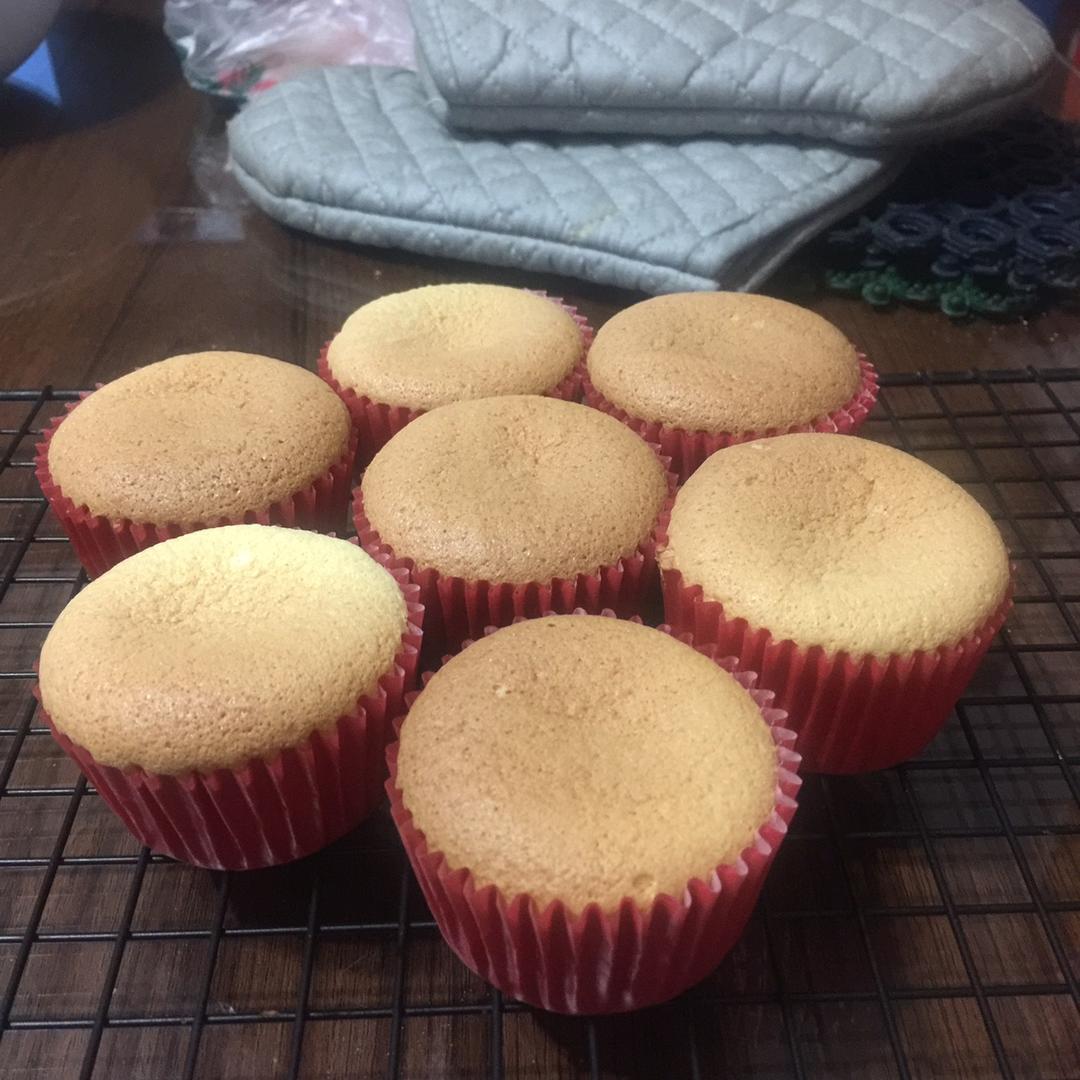 不皱不裂圆润饱满原味戚风纸杯蛋糕