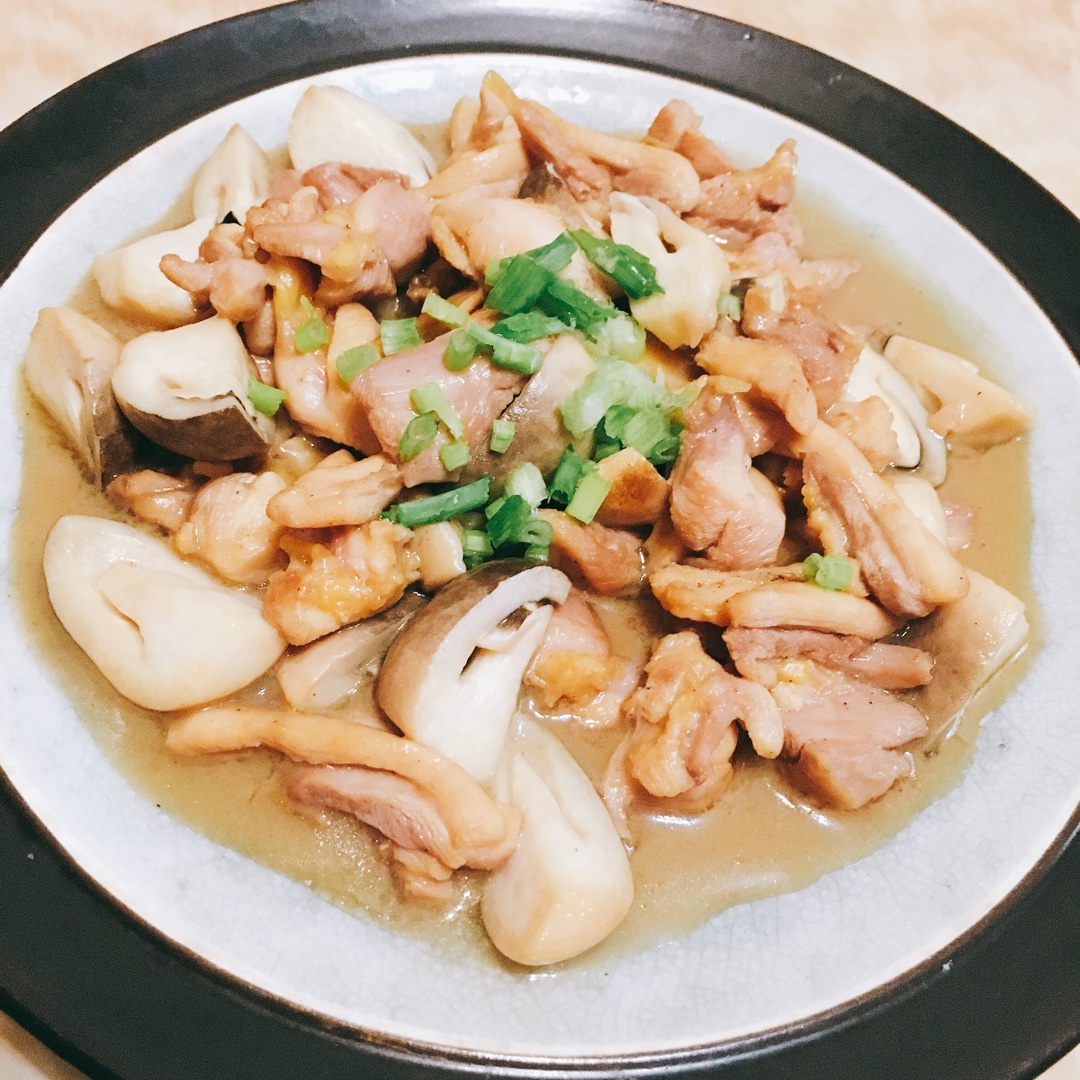 草菇炒鸡腿肉