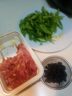 真香下饭的豆豉青椒炒肉的做法 步骤1