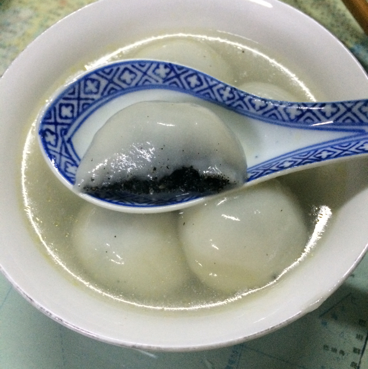 花生黑芝麻汤圆