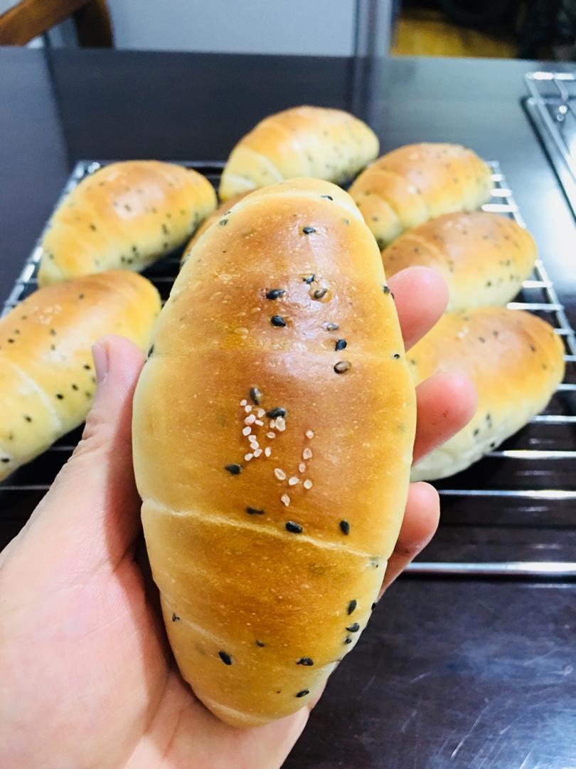 烫种黑芝麻盐面包