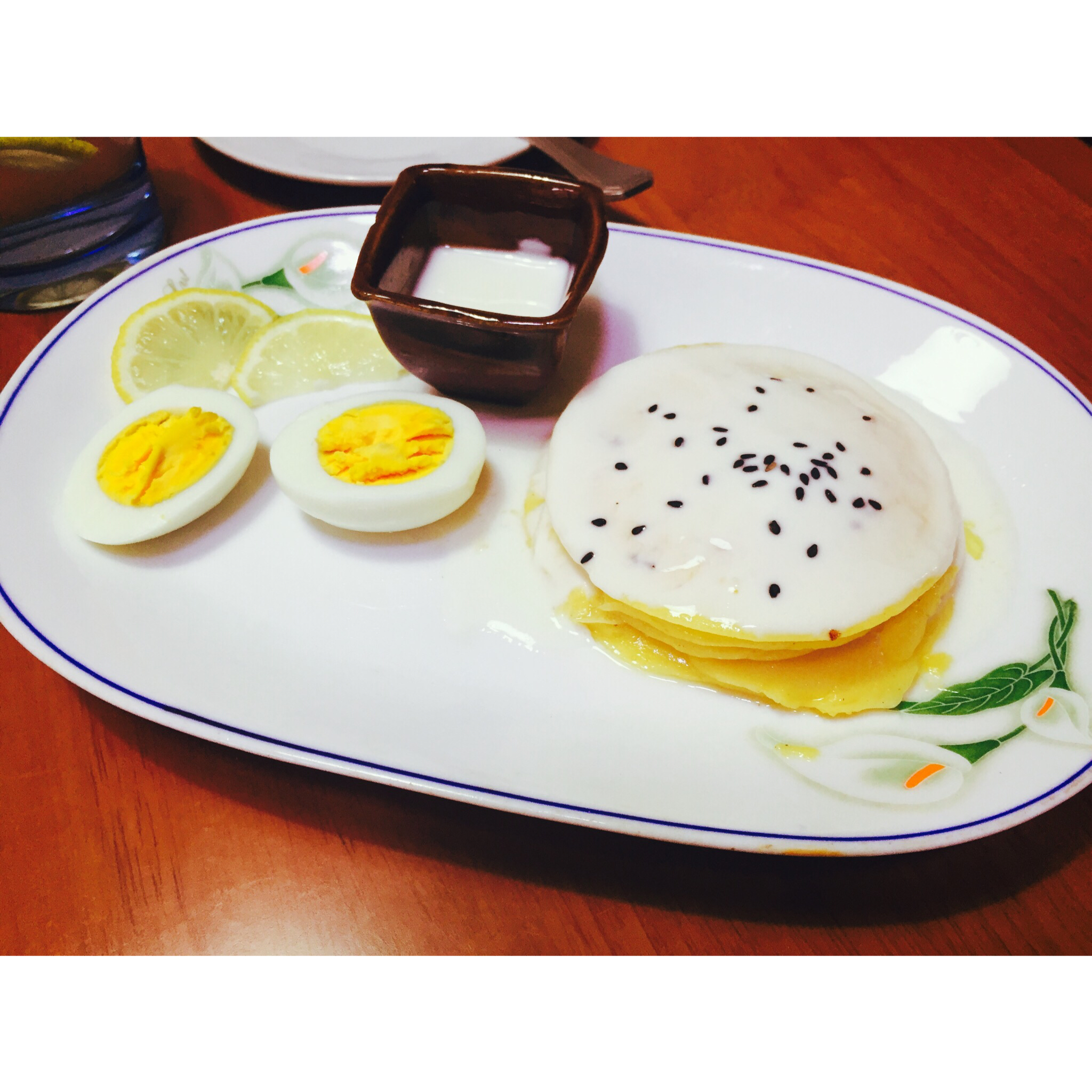 【酸奶松饼yogurt pancake】，搭上黑莓果酱和枫糖的美味。